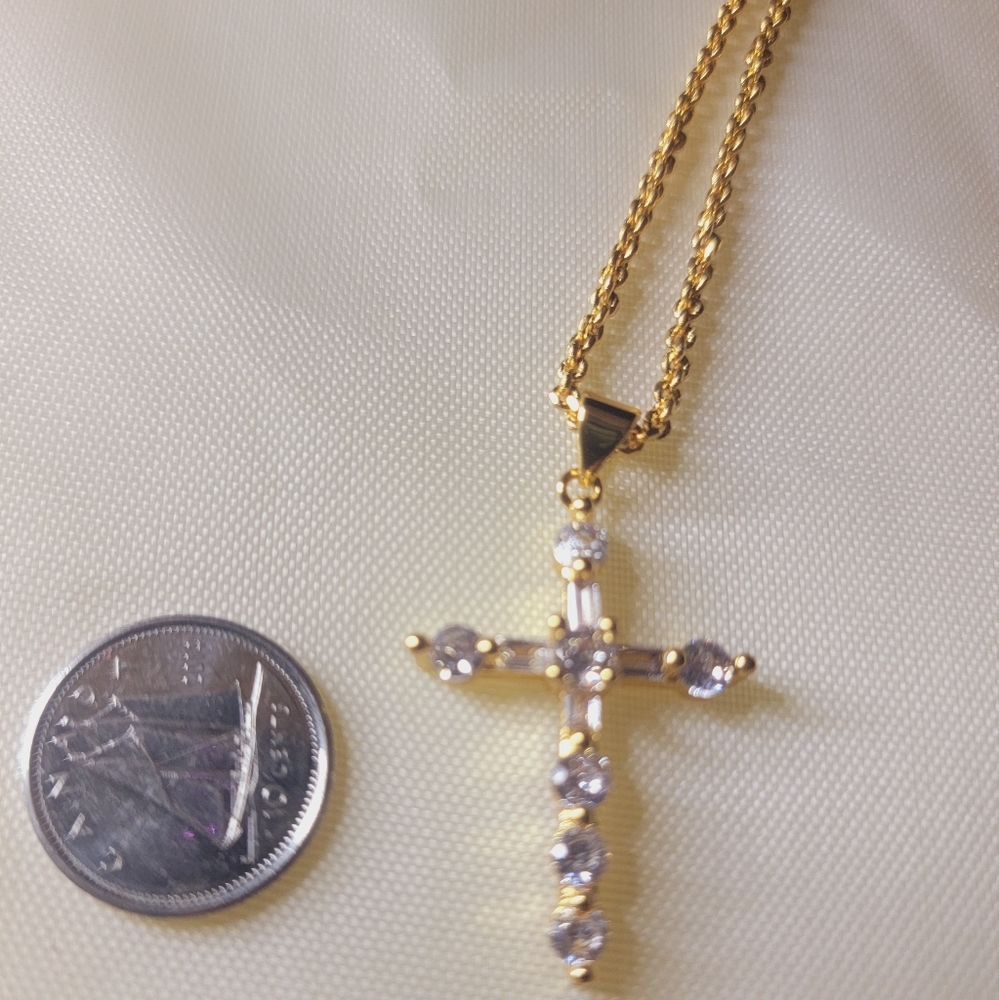 BEAUTIFUL   Diamond CZ Cross Pendant Necklace